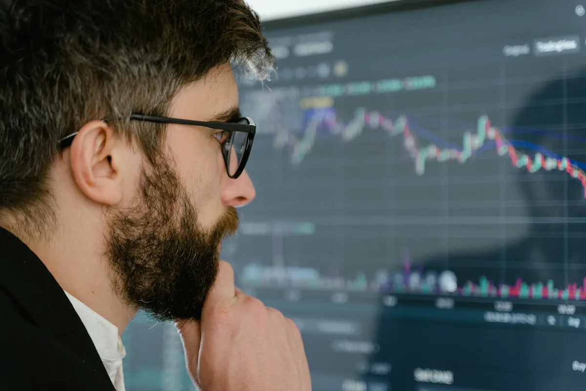 Trader analisando gráficos de mercado